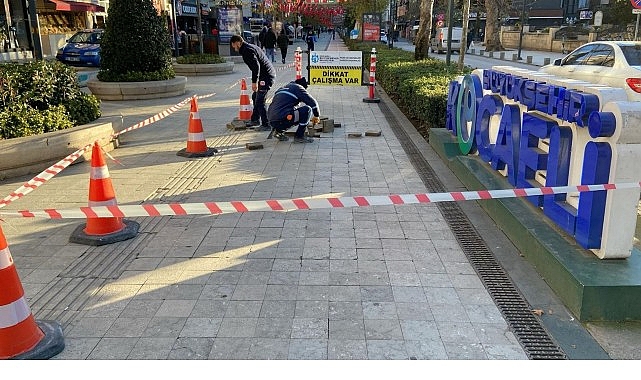 Cumhuriyet Bulvarı’nda granit taşlara düzenli bakım