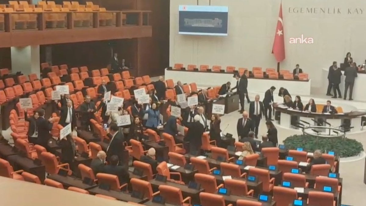 DEM Parti’den TBMM’de Suriye protestosu