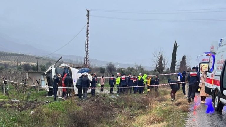 Denizli’de memurları taşıyan servis üzüm bağına uçtu: 25 yaralı