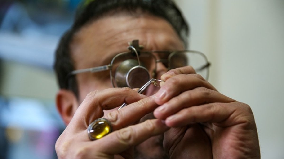 Depremde ailesini kaybetti, aile mirası saat ustalığını ayakta tutuyor