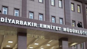 Diyarbakır İl Emniyet Müdürlüğü binası önüne patlayıcı atıldı