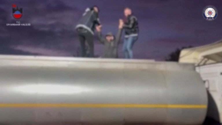 Diyarbakır’da atık tankerinde 32 kaçak göçmen yakalandı