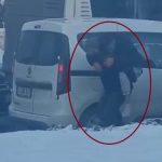 Diyarbakır’da trafiğe takılan bir kişi hastasını sırtında taşıdı