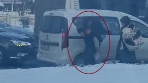 Diyarbakır’da trafiğe takılan bir kişi hastasını sırtında taşıdı