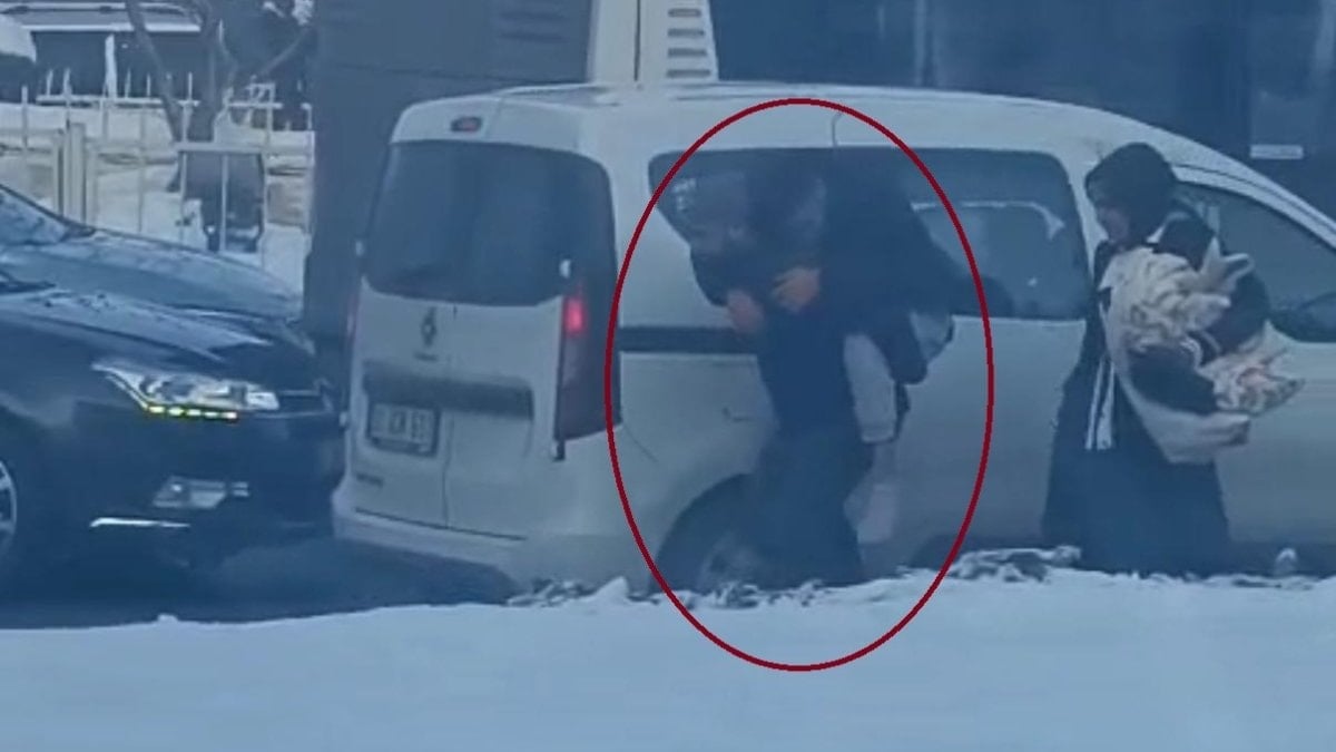 Diyarbakır’da trafiğe takılan bir kişi hastasını sırtında taşıdı