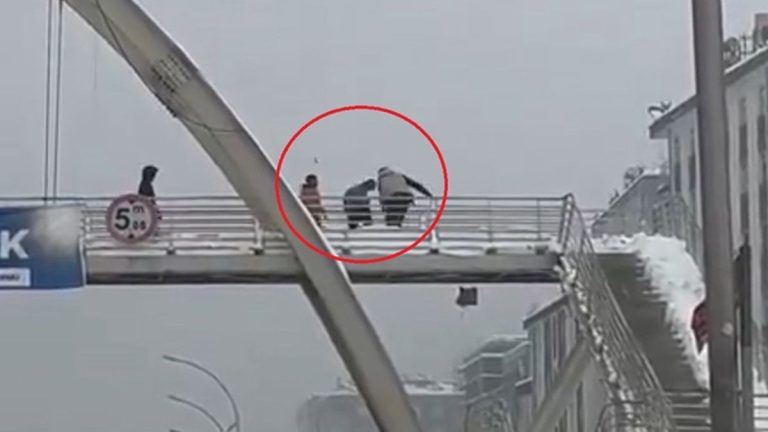 Diyarbakır’da üst geçitten kar topu atan çocuklar darbedildi