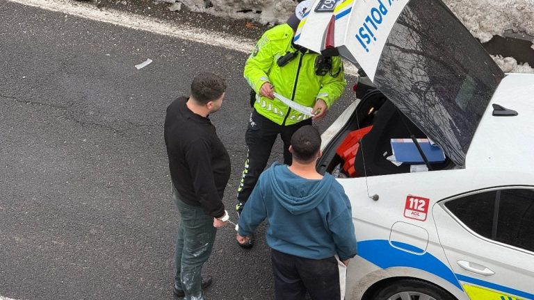 Diyarbakır’da yaşanan kazada kavgaya tutuşan sürücüler kelepçelenip karakola götürüldü