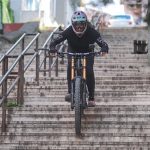 Downhill tutkusu İstanbul sokaklarına taştı: Genç sporcu merdivenleri parkura çevirdi