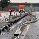 Edirne’de kontrolden çıkan tır, bariyerleri biçti