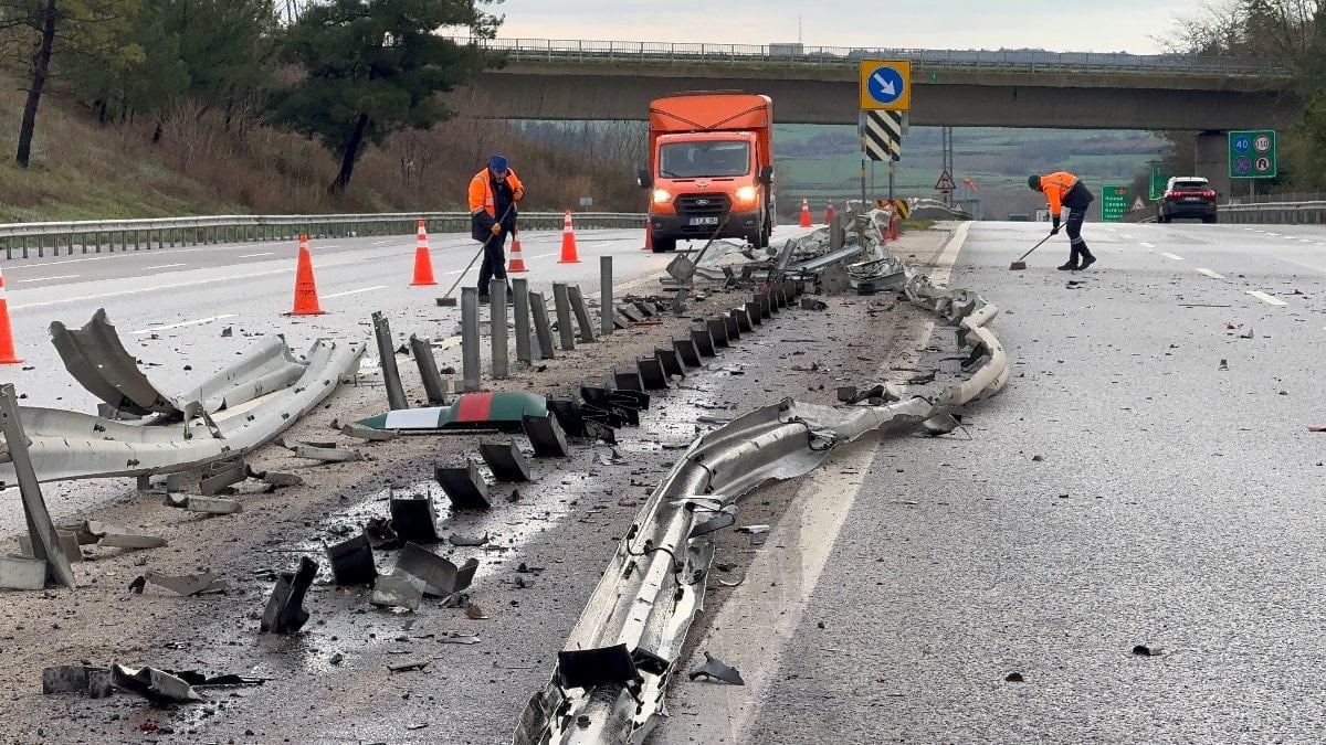 Edirne’de kontrolden çıkan tır, bariyerleri biçti