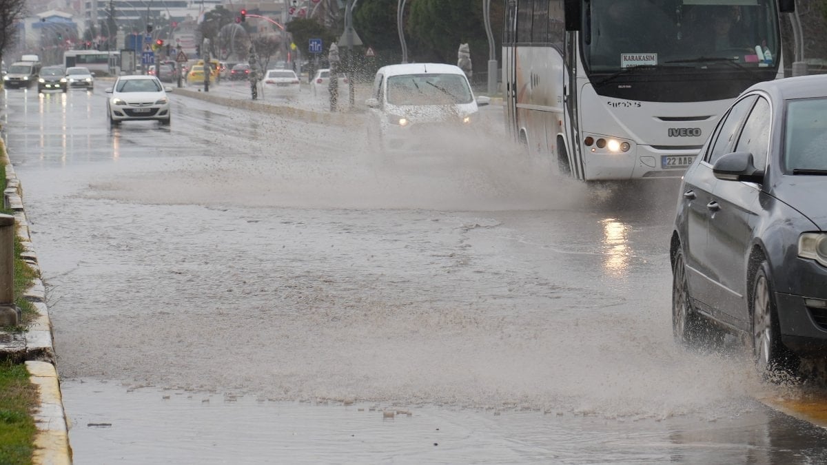 Edirne’de sağanak yağış hayatı olumsuz etkiledi