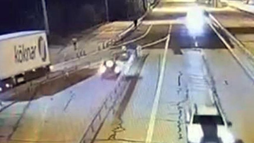 Edirne’de ters yöne giren alkollü sürücü bariyere çarptı: 2 yaralı