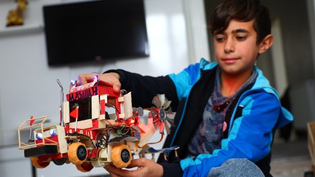 Elazığ’da 12 yaşındaki Selçuk atık melzemelerle traktör üretti