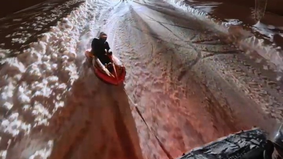 Elazığ’da kar eğlencesi tehlikeye dönüştü: Şişme botu ATV ile çektiler