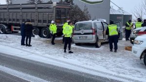 Elazığ’da tıra çarpan araçtaki çift can verdi