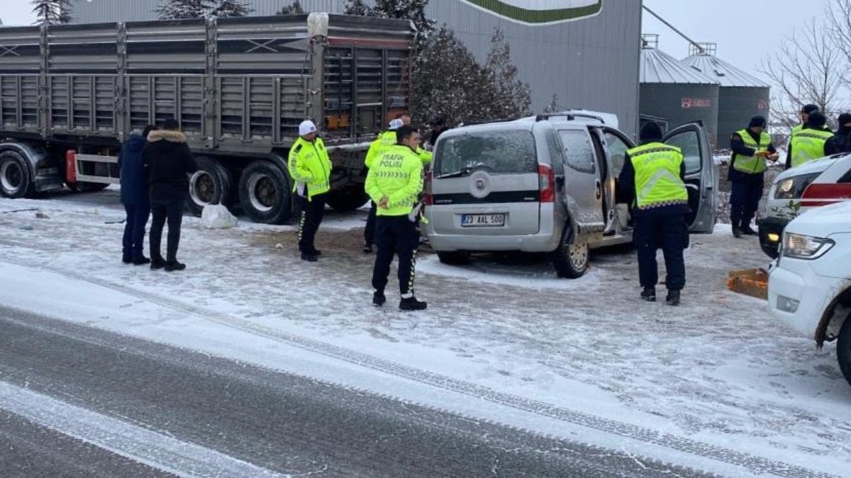 Elazığ’da tıra çarpan araçtaki çift can verdi