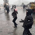 Endonezyalı turistlerin kar sevinci Taksim’de renkli görüntüler oluşturdu