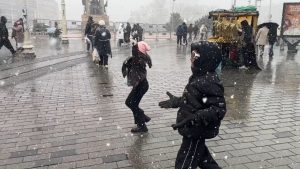 Endonezyalı turistlerin kar sevinci Taksim’de renkli görüntüler oluşturdu