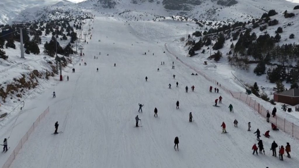 Erzincan’da bulunan Ergan Kayak Merkezi’nde hafta sonu yoğunluk yaşandı