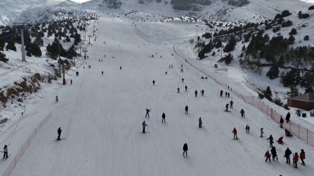 Erzincan’da bulunan Ergan Kayak Merkezi’nde hafta sonu yoğunluk yaşandı