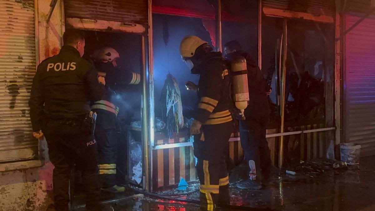 Erzincan’da gece yarısı yangın paniği: Çantacı dükkanı küle döndü