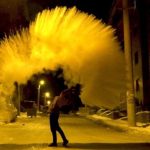 Erzincan’da havaya serpilen kaynar su yere düşmeden buz oldu