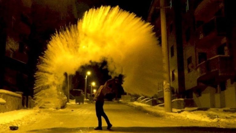 Erzincan’da havaya serpilen kaynar su yere düşmeden buz oldu