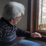 Erzincan’da her gün penceresine gelen sincabı besliyor