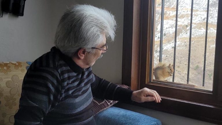 Erzincan’da her gün penceresine gelen sincabı besliyor