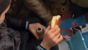 Erzincan’da servis kara saplandı: Acıkan minik öğrenciler beslenme saati yaptı