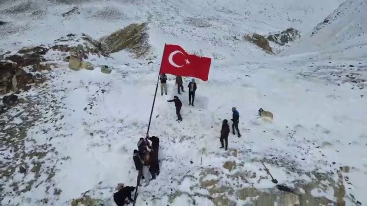 Erzurum’da köyün en yüksek noktasına Türk bayrağı