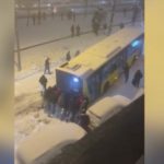 Esenler’de yokuşu çıkamayan İETT otobüsünü vatandaşlar itti