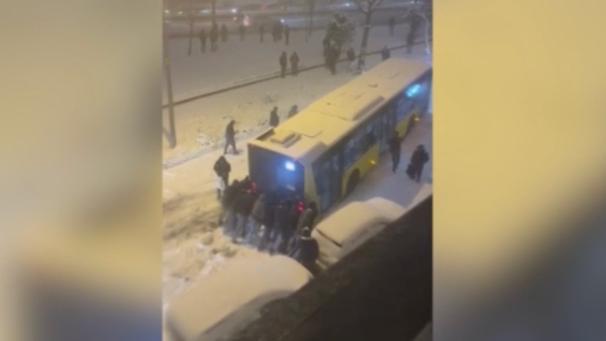 Esenler’de yokuşu çıkamayan İETT otobüsünü vatandaşlar itti