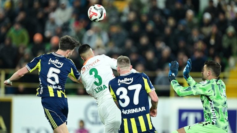 Eski hakemler, Alanyaspor-Fenerbahçe maçının tartışmalı pozisyonlarını değerlendirdi
