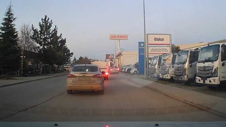 Eskişehir’de trafik sıkıştı, sürücü kaldırımdan ilerledi