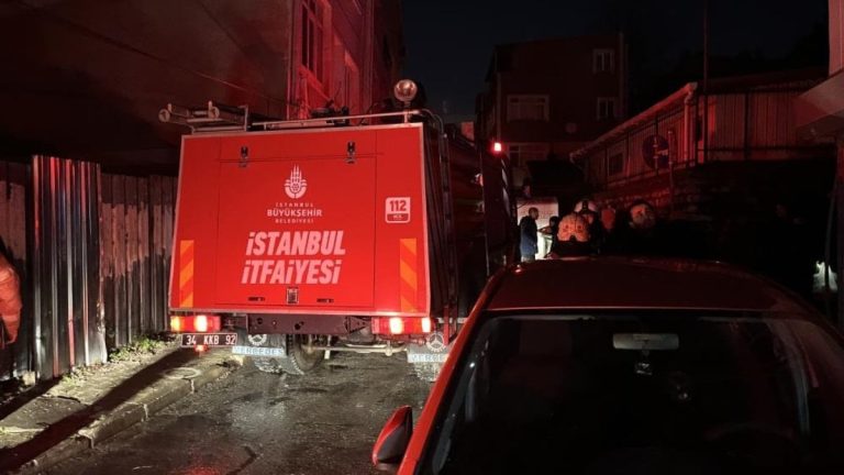 Fatih’te 5 katlı binada yangın