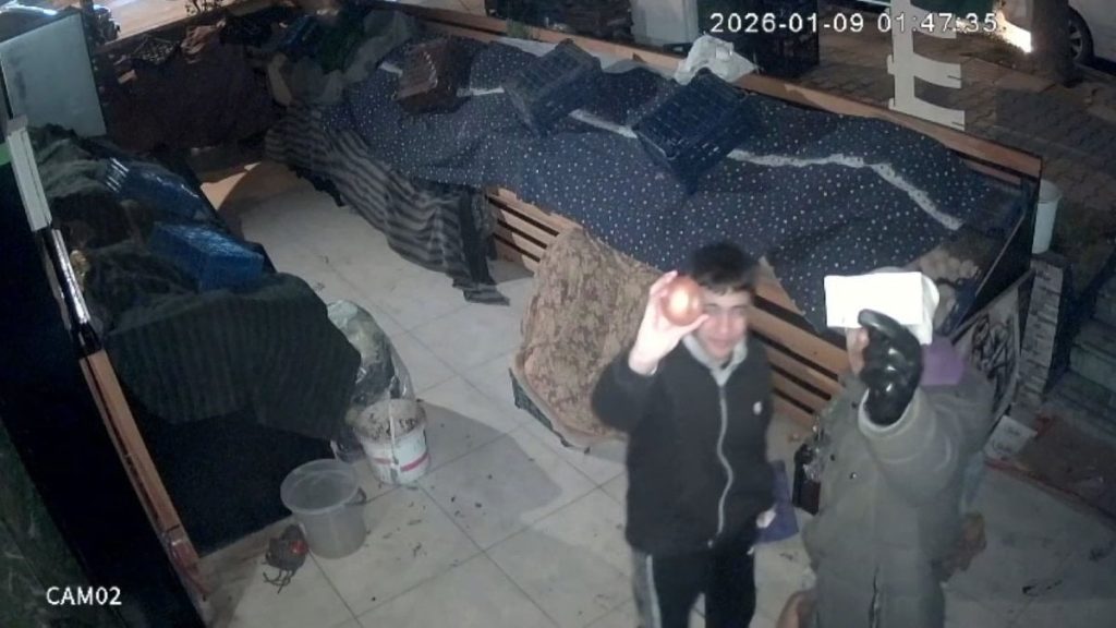 Gaziantep’te gençlerden vicdanlı davranış: Soğan aldılar, parasını kameraya gösterip bıraktılar