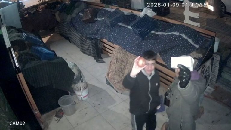 Gaziantep’te gençlerden vicdanlı davranış: Soğan aldılar, parasını kameraya gösterip bıraktılar