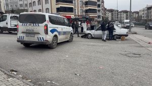 Gaziantep’te iki otomobil çarpıştı: Biri savrulup 4 yaşındaki çocuğa çarptı