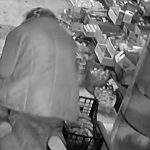 Gaziantep’te kendisinden kaçıp, markete sığınan küçük kızı darbedip, bıçakladı