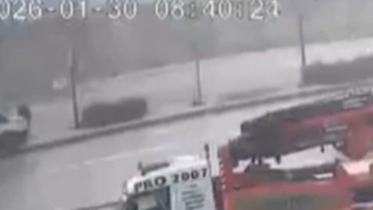 Gaziantep’te kontrolden çıkan servis refüje çıktı: Yaya son anda kurtuldu