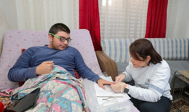 Gaziemir Belediyesi’nden vatandaşların hayatına dokunan hizmet: 1056 kişiye Evde Kuaför Hizmeti