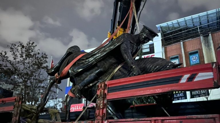 Gebze’de CHP’lilerin Atatürk heykeli mağduriyeti