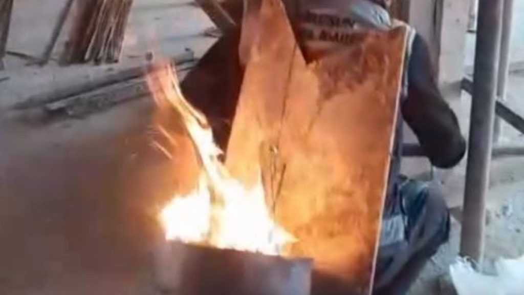 Giresun’da dondurucu soğukta içerisinde ateş yanan tenekeyi sırtına alıp çalıştı