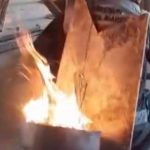 Giresun’da dondurucu soğukta içerisinde ateş yanan tenekeyi sırtına alıp çalıştı