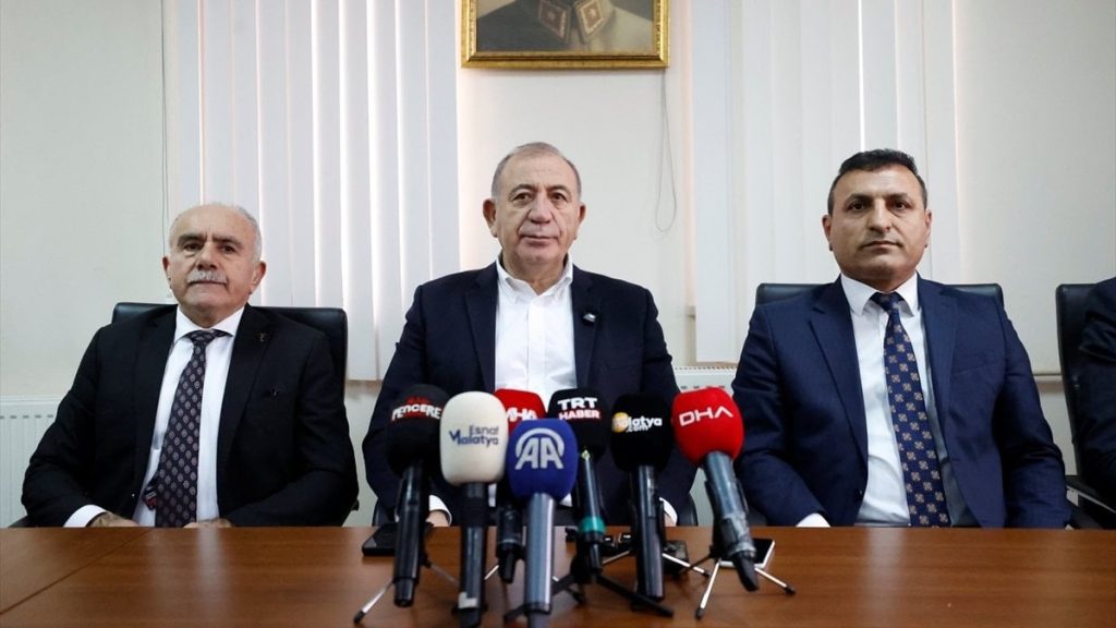 Gürsel Tekin’den disipline sevk edilen Yazıhan Belediye Başkanı’na destek