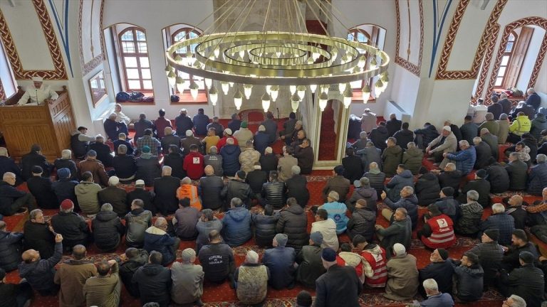 Habib-i Neccar Camii’nde 3 yıl aradan sonra ilk cuma namazı kılındı