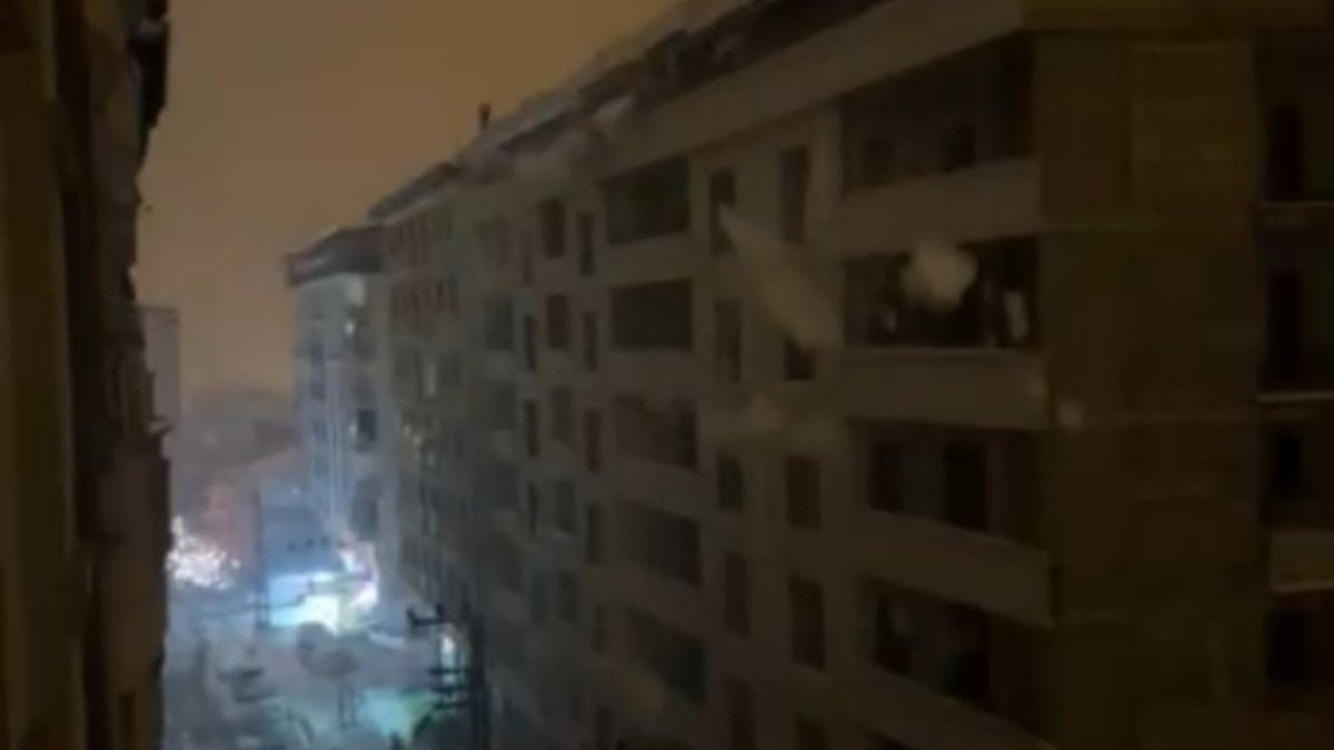 Hakkari’de tonlarca kar kütlesi elektrik direğini devirdi