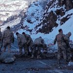 Hakkari’de yola düşen kaya parçalarını Mehmetçik temizledi