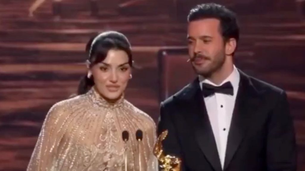 Hande Erçel Suudi Arabistan’da düzenlenen Joy Awards Ödül Töreni’nde Arapça konuştu